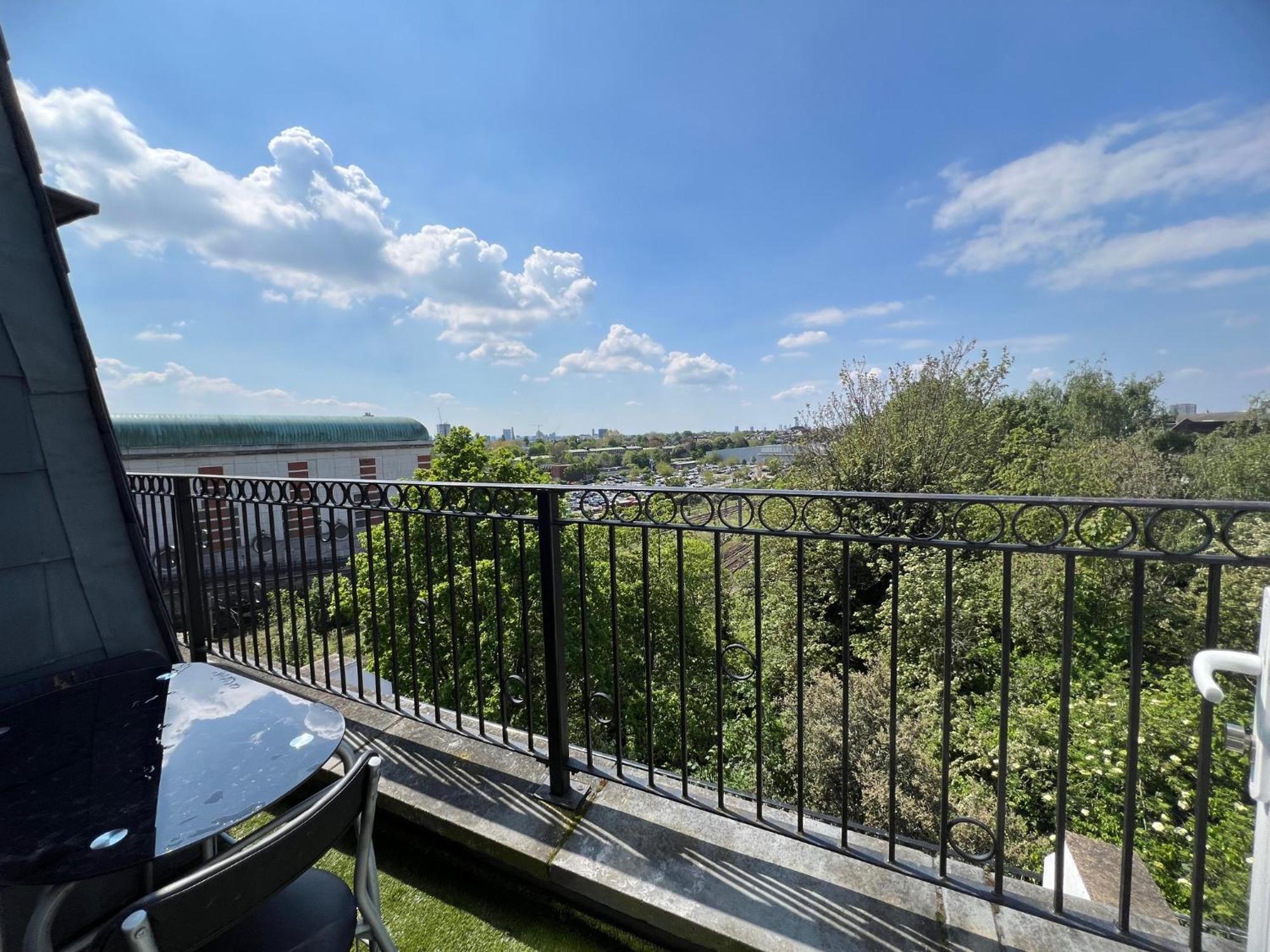 Comfy - Finchley Road * London